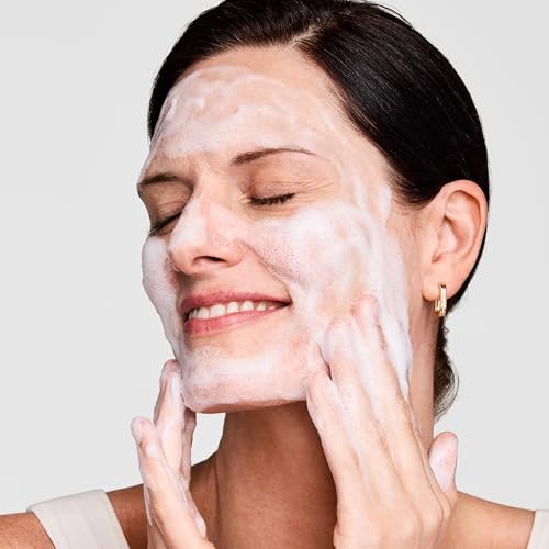 Here's an SEO-friendly, engaging title within 70 characters:
Estée Lauder DayWear Hydrating Skincare Set: Moisturizer, Serum, Cleanser - Image 4