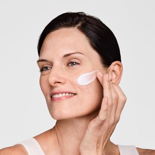 Here's an SEO-friendly, engaging title within 70 characters:
Estée Lauder DayWear Hydrating Skincare Set: Moisturizer, Serum, Cleanser - Image 3